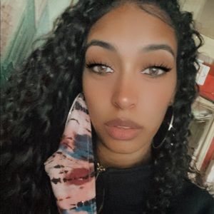 Meet your Posher, Naomi-michela